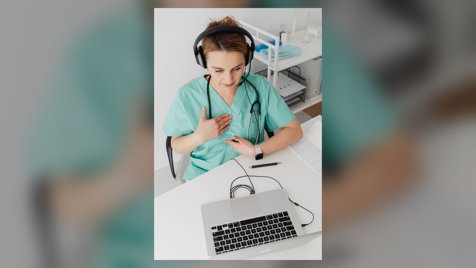 Profissional de saúde realizando atendimento por vídeo em um computador