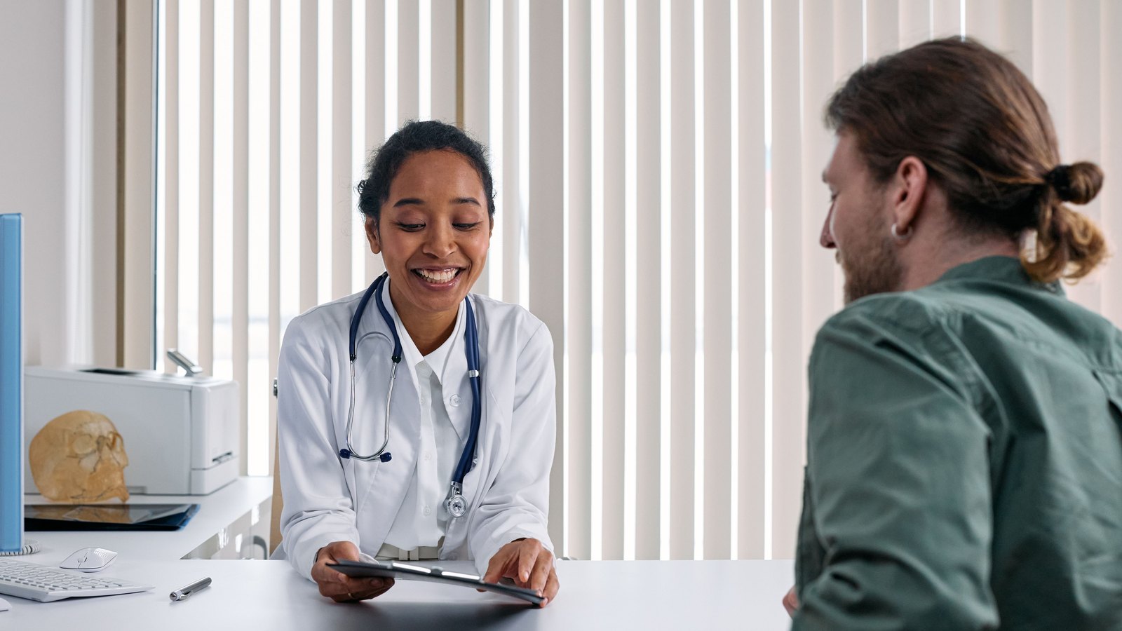 Médica conversando com paciente durante uma consulta clínica
