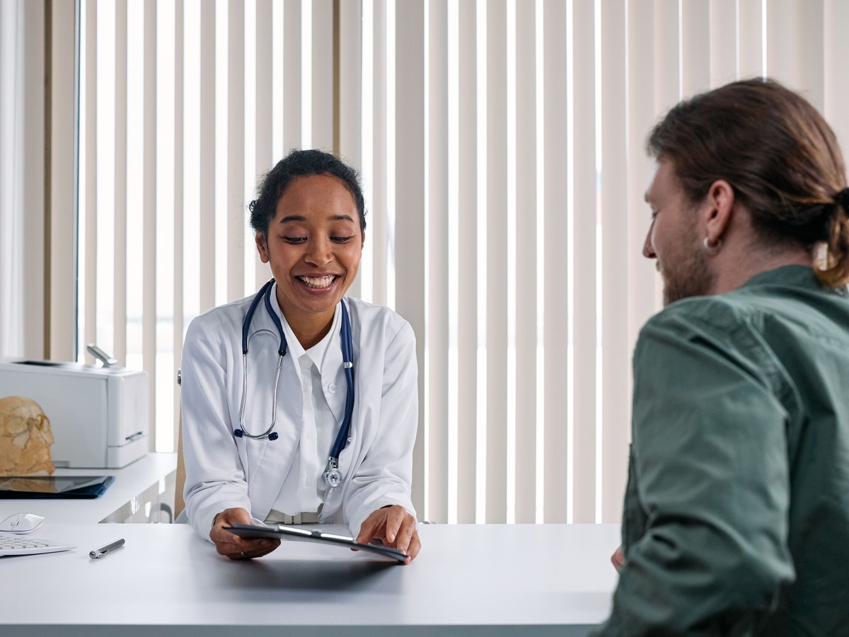 Médica conversando com paciente durante uma consulta clínica